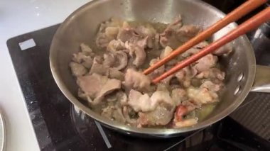 Cızırdayan Et, Lezzetli ve Lezzetli Tabaklar Yaratmak İçin Mükemmel Bir Kızartma Tavasında Pişiyor. Yüksek kalite 4k görüntü