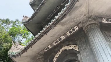 Güneşli bir günde Mermer Dağlar 'daki manastırın insansız hava aracı görüntüsü. Da Nang, Vietnam. Yüksek kalite 4k görüntü