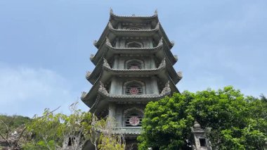 Büyüleyici pagoda yeşil tepeler ve tapınaklar arasında yükseliyor, dingin ve ruhani bir ortamda geleneksel mimari ve doğal güzellikleri sergiliyor. Yüksek kalite 4k görüntü