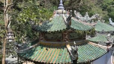 Büyüleyici pagoda yeşil tepeler ve tapınaklar arasında yükseliyor, dingin ve ruhani bir ortamda geleneksel mimari ve doğal güzellikleri sergiliyor. Yüksek kalite 4k görüntü