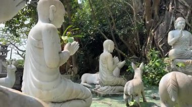 Vietnam 'da Da Nang' daki Mermer Dağ 'da meditasyon yapan bir heykel. Yüksek kalite 4k görüntü