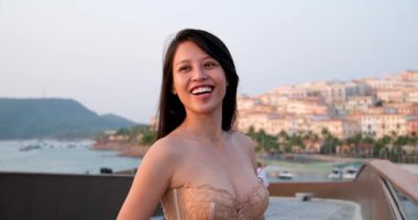 Şehir binalarında telefon kullanırken yürürken sevimli çekici bir kadın etrafına bakıyor güneş ışığında mutlu bir gülücük atıyor. Portre, young, internet, cep telefonu, street, beautiful, travel, mobile, stylish.
