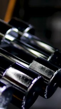 Güneş ışığı geniş pencerelerden akar, halterlerin ve halterlerin sıralarını aydınlatır. Spor aletleri düzgün düzenlenmiş, sakin ve düzenli çalışma alanı yaratılmış, değiştirilmemiş, yavaş çekim. 