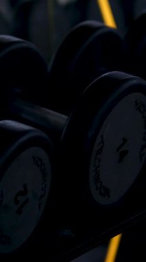 Old Sports Court Binası Vintage Film Doku İzleme Çekimi. Eski bir spor salonunda yürüyen bir kamera. Yüksek kalite 4k görüntü