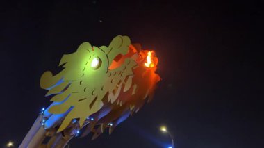 Dragon River Köprüsü ve geceleri Da Nang şehrinin sembolü olan yönetim merkezi binası. Da Nang Vietnam 'ın en yaşanabilir turistik şehridir. 04.27.2025