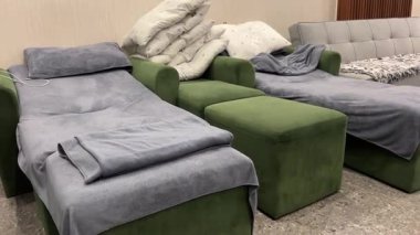 Masaj sehpaları, tatil otelinin ahşap terası, sarı dinlenme odası sandalyeleri. Yüksek kalite 4k görüntü