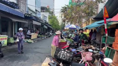 Gerçek hayatta kadınlar ürünleri düşük nüfuslu satar. Taze taze ve satılık deniz ürünleri. Sabahın köründe. Da Nang Vietnam 04.27.2025 