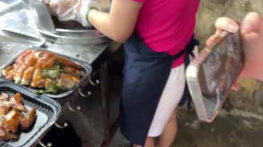 Tipik bir Çin restoranında parlayan derili ızgara Pekin ördekleri sergileniyor. Füme kazın Asya 'nın yerel haber blogunda nasıl kesildiğini cep telefonundan kız filmleri