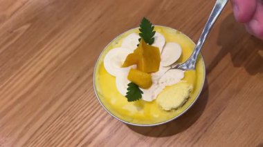 Mango, Macro ve Slow Motion 'daki Creamy Kalın Yoğurt' tan gümüş kaşıkla kaka yaptı. Yüksek kalite 4k görüntü