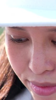 Depresyon ve depresyon belirtileri gösteren bir kadın silueti, Üzüntü, Endişe, Aile Sorunları, Akıl Hastalıkları, Vietnamlı kadın beyaz şapkası