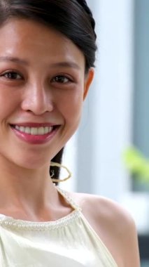 Açık havada ya da parkta takım elbiseli genç bir Japon kadın. Ofis dışında çalışan satış elemanları, yeni mezunlar vs. gibi görüntülerin videoları. Gülümseyerek yukarı bakıyor. Yüksek kaliteli FullHD görüntüler