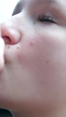 Jimnastik salonundaki sağlıklı genç bayan bardakla taze şeffaf saf filtrelenmiş maden suyu içerken susayan yetişkin kadın beslenme zayıflamış haldeki sağlık hizmetleri konseptini koruyor.