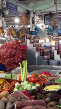 Piyasada gerçek zamanlı insanlar sebze ürünleri satın alıyor. Vietnam Danang 04.25.2025
