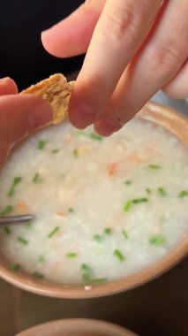 Karıştırmak ve lezzetli bir tabak lapa servis etmek. Kraker kır.