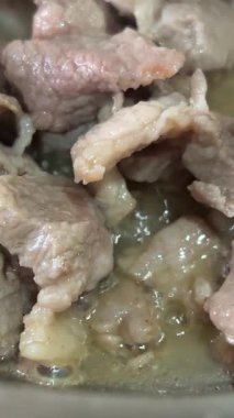 Sulu pişmiş et dilimleri tavada 4 km yavaş çekimde 120 fps. Yüksek kalite 4k görüntü