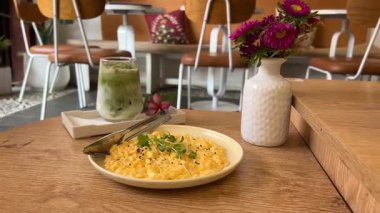 Restoranın profesyonel mutfağı, yakın plan: Şef, müşterilere servis etmeden önce bitmiş omleti otlarla doldurur, restoran müşterilerine. Yüksek kalite 4k görüntü