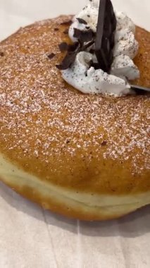 Biri yemeden önce çikolatalı simit kesmiş. Çörek, maya mayalı rulo, çıtır çıtır, parlak bir kabuk ve yoğun bir iç kısımla karakterize edilir. Yüksek kalite 4k görüntü