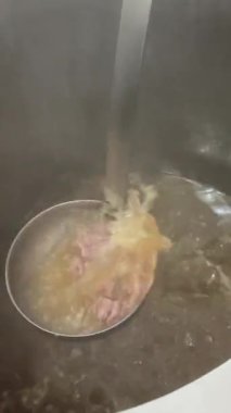 Vietnamlı Phobo Çorbası elleri açık büfedeki büyük kaplardan sıcak çorba servis ediyor, taze ve ev yapımı mutfağı ön plana çıkarıyor. Yüksek kalite 4k görüntü