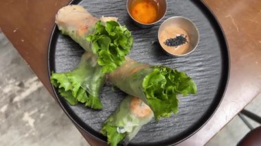 Vietnam Taze Bahar Rolls 'u ve tatlı biberli sos. Yüksek kalite 4k görüntü