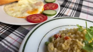 Lezzetli ev yapımı sebzeli kızarmış tavuk pirinci. Yüksek kalite 4k görüntü