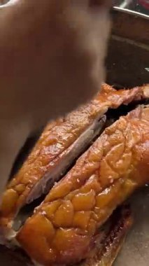 Çinli şef lezzetli ördek derisini dilimliyor. Yüksek kalite 4k görüntü