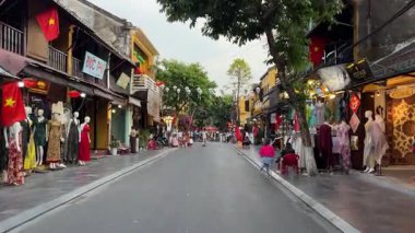 Gece boyunca yürüme, dikiş stüdyoları turist dükkanları Vietnam mağazalarının bayrağı Hoi An City Vietnam 05.02.2025