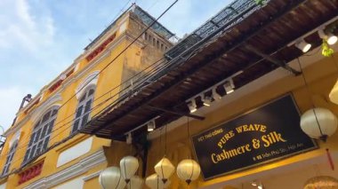 Trajik bir sabah, dekore edilmiş ipek fenerler, inanılmaz geleneksel sarı evler. Tarihi eski Hoi An kasabası UNESCO Sarı İnşaat atölyesi Hoi An Şehri Vietnam 05.02.2025