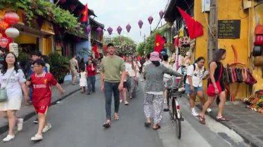 Trajik bir sabah, dekore edilmiş ipek fenerler, inanılmaz geleneksel sarı evler. Tarihi eski Hoi An kasabası UNESCO Sarı İnşaat atölyesi Hoi An Şehri Vietnam 05.02.2025