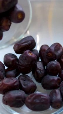 Glass Bowl 'daki Elle Uzanan Tarihlerin Yakın Çekimi. Yüksek kalite 4k görüntü