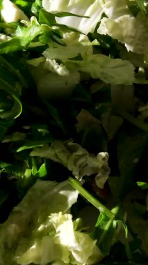 Ev mutfağında marul dilimleme yeşili yapraklar. Vejetaryen salatası hazırlıyorum. Sağlıklı gıda kavramı, keto diyeti, vejetaryenlik, vejetaryenlik. Yüksek kalite 4k görüntü