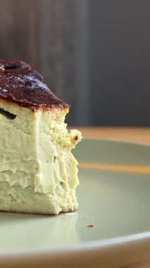 Tabakta limonlu peynirli kekin yavaş çekim videosu. Yüksek kalite 4k görüntü