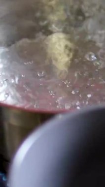 Kaynar suyu bardağa dökün. Yüksek kalite 4k görüntü