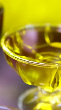 Gri arka planda, yaşlanmayı önleyen kozmetik malzemeleri formüle eden soyut kozmetik malzemeleri üzerine boş bir zeytinyağı şişesine dökülüyor. Yüksek kalite 4k görüntü