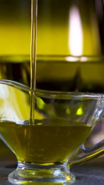 Şef tavaya zeytinyağı döküyor. Yüksek kalite 4k görüntü