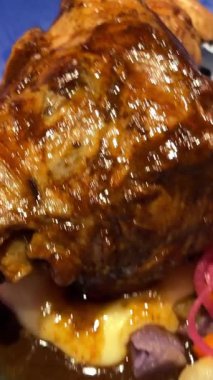 Izgara kuzu pirzolası, taze biberiye, ızgara sebze ve vişneli domates. Yüksek kalite 4k görüntü