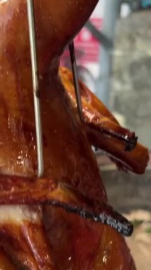 Kızarmış Pekin ördekleri ve parlak derileri sergileniyor, tipik bir Çin restoranında asılılar, aşçılık geleneklerini uyguluyorlar. Yüksek kalite 4k görüntü