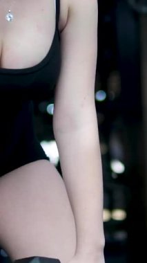 Spor salonunda kas geliştirmek için egzersiz yapan spor kadını. Spor kıyafetleriyle spor salonunda spor salonunda spor salonunda spor salonunda spor salonunda spor salonunda spor salonunda halterleri ve sağlık hizmetleri için ağırlık kaldıran aktif ve güzel bir atlet..