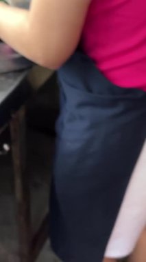 Tipik bir Çin restoranında parlayan derili ızgara Pekin ördekleri sergileniyor. Füme kazın Asya 'nın yerel haber blogunda nasıl kesildiğini cep telefonundan kız filmleri