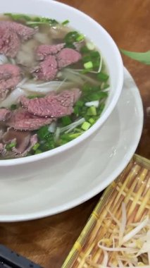 Bir kase sıcak şehriye ustalıkla karıştırılır. Erişteler pak nazlı, mısırlı ve yumuşak ördek parçalarıyla pişiriliyor. Yüksek kalite 4k görüntü