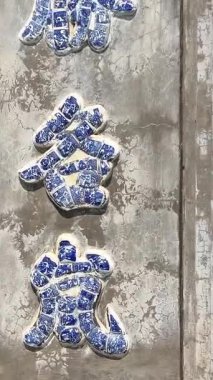 Mermer Dağdaki Budist tapınağı, Da Nang, Vietnam. Tapınağın girişinde şişman bir Buda 'nın heykeli var. Statik çekim. Yüksek kalite 4k görüntü