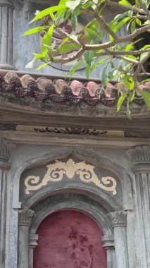 Büyüleyici pagoda yeşil tepeler ve tapınaklar arasında yükseliyor, dingin ve ruhani bir ortamda geleneksel mimari ve doğal güzellikleri sergiliyor. Yüksek kalite 4k görüntü