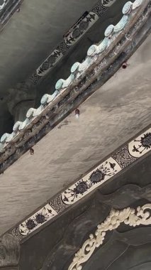 Güneşli bir günde Mermer Dağlar 'daki manastırın insansız hava aracı görüntüsü. Da Nang, Vietnam. Yüksek kalite 4k görüntü