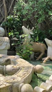 Vietnam 'da Da Nang' daki Mermer Dağ 'da meditasyon yapan bir heykel. Yüksek kalite 4k görüntü