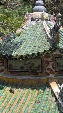 Büyüleyici pagoda yeşil tepeler ve tapınaklar arasında yükseliyor, dingin ve ruhani bir ortamda geleneksel mimari ve doğal güzellikleri sergiliyor. Yüksek kalite 4k görüntü