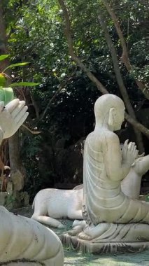 Vietnam 'da Da Nang' daki Mermer Dağ 'da meditasyon yapan bir heykel. Yüksek kalite 4k görüntü