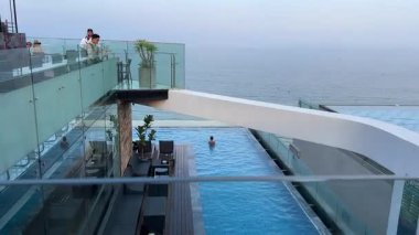 Turistler havuz başındaki barı rahatlatıyor. Dünyanın en yüksek sonsuz havuzu. Vietnam Danang 05.08.2025 