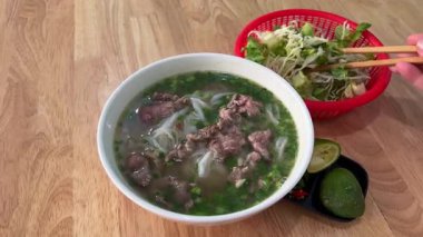 Vietnam Özel Biftek Erişte Çorbası, pirinç eriştesi, köfte, tendon ve işkembe. Ev yapımı. Dünya çapında popüler. Yemek konsepti. Yüksek kalite 4k görüntü