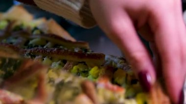 Fırında pişirilmiş filo böreği ve mutfak masasının üzerine susam tohumları serpiştirilmiş güzel kokulu bir kabuk. Yüksek kalite 4k görüntü