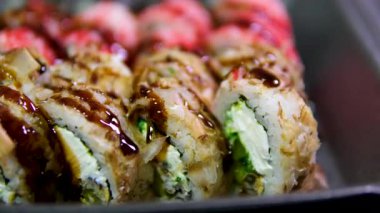 Pizza vs Sushi Roll 'un kompozisyonu hazır yemek konteynırında. İş ya da parti abur cuburu. Sipariş ve teslimat menüsü. Yüksek kalite 4k görüntü