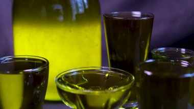 Şişedeki yağ. Ayçiçeği yağı endüstriyel üretimi. Şişeleme ve paketleme için taşıma hattı. Ayçiçeği yağı bitkisi. Yüksek kalite 4k görüntü